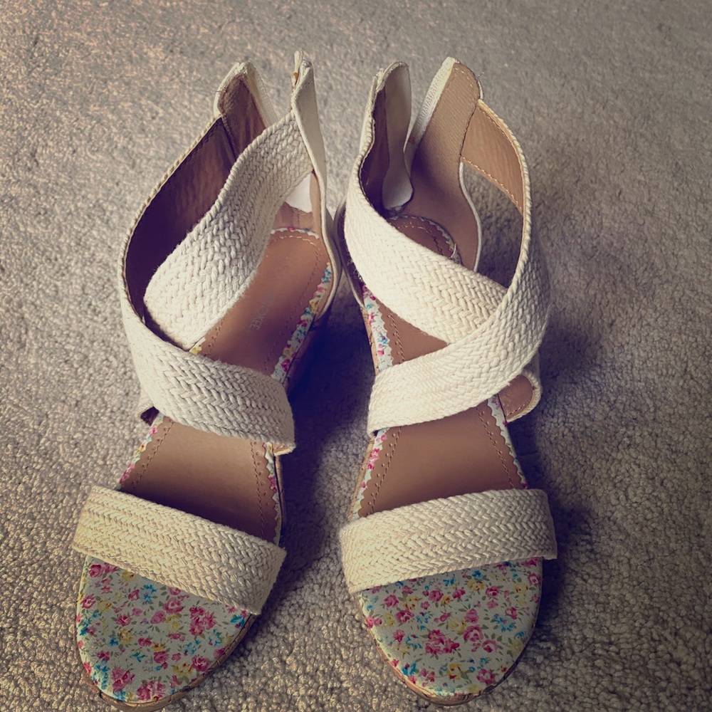 Off white coloured wedge heel sandals so cute
